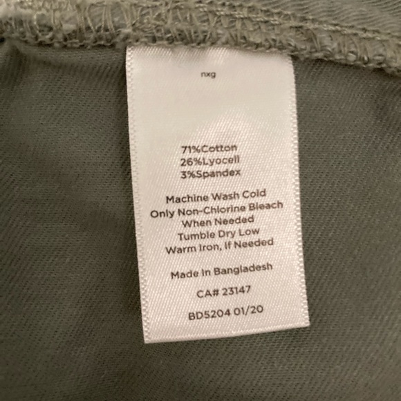 Talbots 
12P Capris Olive Green 
Elastic waist 
Front pockets - Picture 2 of 7